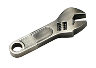 A forma prateada da chave inglesa da movimentação do flash de USB do metal 64G 2,0 com grava o logotipo